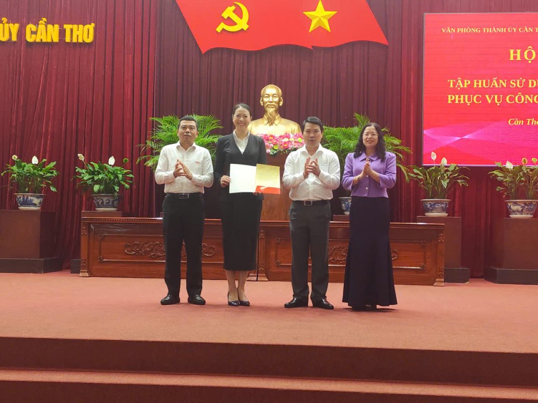 Ngày 26-9, Văn phòng Thành ủy Cần Thơ tổ chức hội nghị tập huấn sử dụng các công cụ AI phục vụ công tác chuyên môn. Chương trình có sự tham gia của lãnh đạo Thành ủy cùng gần 300 cán bộ, công chức, viên chức thuộc các cơ quan tham mưu, giúp việc và đơn vị sự nghiệp trực thuộc. Đây là chương trình tập huấn theo hướng thực hành và ứng dụng AI vào công việc thực tế. Nội dung được xây dựng nhằm hỗ trợ cán bộ nâng cao hiệu quả tham mưu, tổng hợp và xử lý công việc.