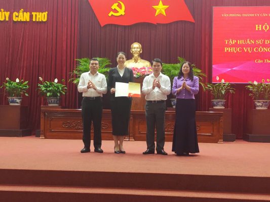 Ngày 26-9, Văn phòng Thành ủy Cần Thơ tổ chức hội nghị tập huấn sử dụng các công cụ AI phục vụ công tác chuyên môn. Chương trình có sự tham gia của lãnh đạo Thành ủy cùng gần 300 cán bộ, công chức, viên chức thuộc các cơ quan tham mưu, giúp việc và đơn vị sự nghiệp trực thuộc. Đây là chương trình tập huấn theo hướng thực hành và ứng dụng AI vào công việc thực tế. Nội dung được xây dựng nhằm hỗ trợ cán bộ nâng cao hiệu quả tham mưu, tổng hợp và xử lý công việc.