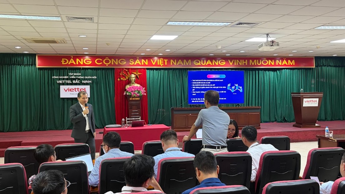 Trong quá trình đào tạo AI cho doanh nghiệp, có một câu hỏi thường được đặt ra: Đơn vị nào đang ứng dụng AI nhanh và hiệu quả? Với chuyên gia Bùi Quang Hiếu, Viettel là một trong những đơn vị đầu tư mạnh vào đào tạo mà anh từng có cơ hội đồng hành. Đào tạo là nền tảng để đội ngũ hiểu đúng về AI. Khi được huấn luyện bài bản, cán bộ có thể hiểu rõ ưu, nhược điểm của công nghệ. Từ đó, doanh nghiệp có cơ sở lựa chọn cách ứng dụng AI phù hợp.