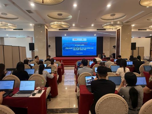 VS Industry là doanh nghiệp sản xuất quy mô lớn tại Bắc Ninh, với hơn 1.300 nhân sự. Thành lập năm 2006, công ty cung cấp các dịch vụ sản xuất tích hợp. Lĩnh vực hoạt động gồm thiết kế, chế tạo khuôn ép nhựa, gia công ép nhựa và đóng gói sản phẩm.Là doanh nghiệp đa quốc gia với hệ thống nhà máy tại nhiều quốc gia, VS Industry luôn chú trọng cải tiến quy trình và nâng cao năng lực đội ngũ. Đây cũng là nền tảng để doanh nghiệp từng bước khai thác sức mạnh của trí tuệ nhân tạo (AI) trong công việc.